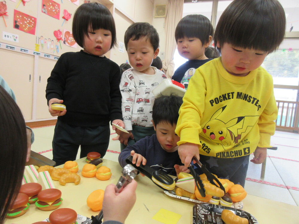 おままごとで遊んでいる