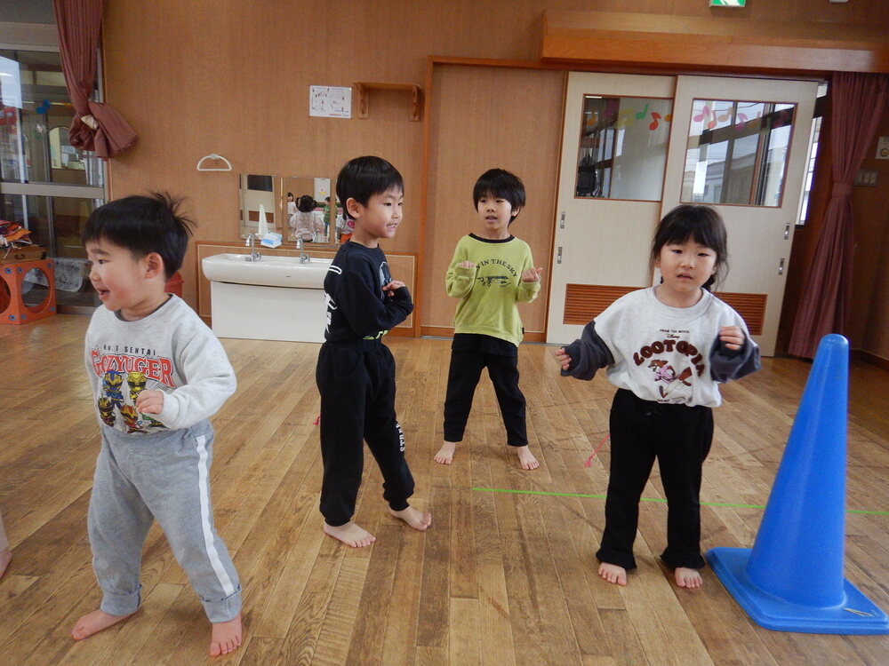 しっぽ取りをする子ども (1)