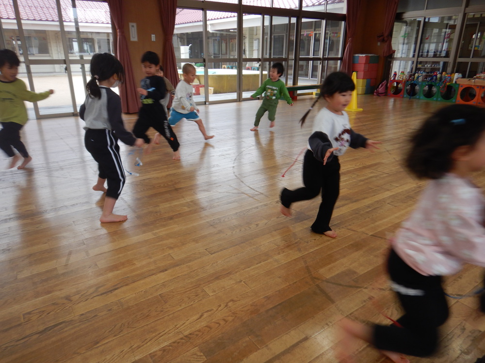 しっぽ取りをする子ども (4)