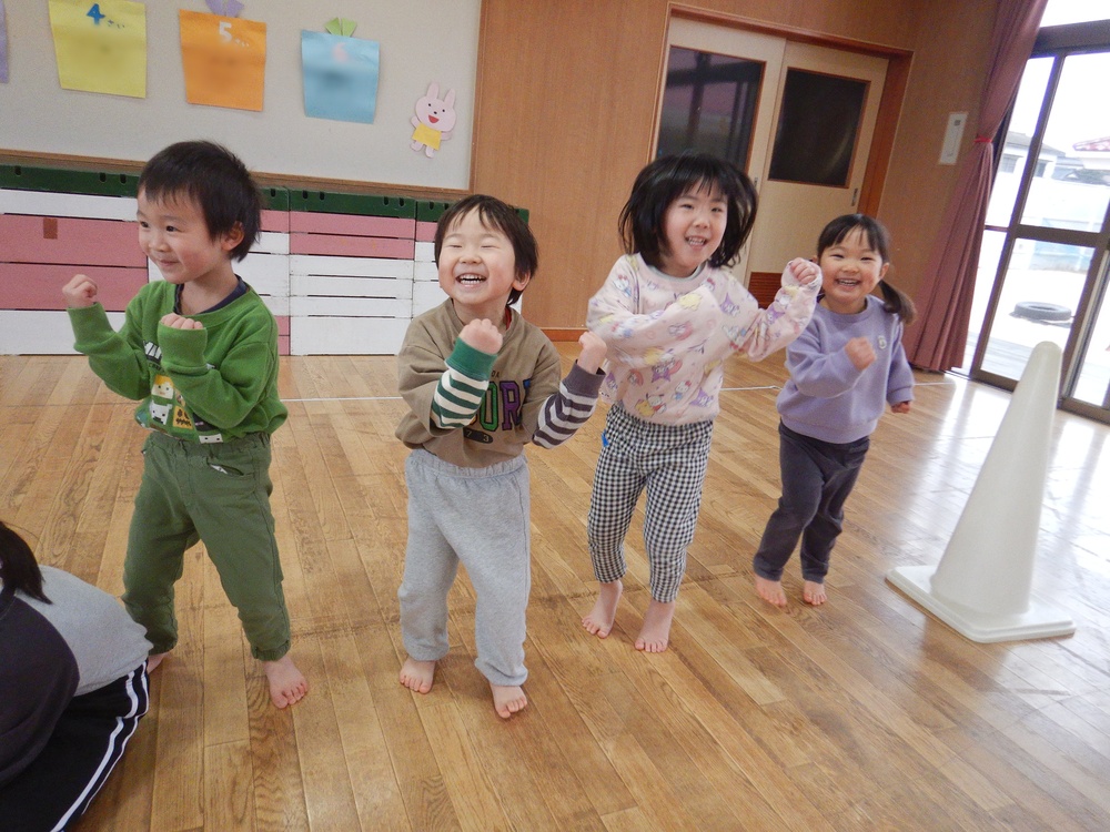 しっぽ取りをする子ども (5)