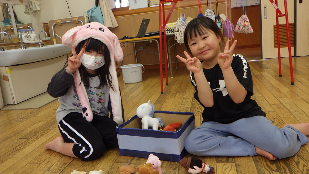 ぬいぐるみで遊ぶ