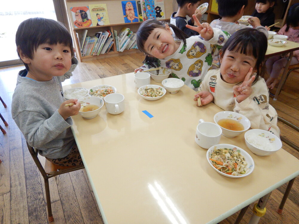 給食の様子２