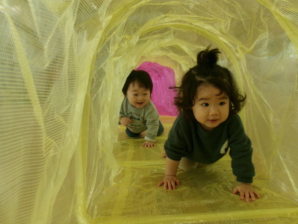 遊戯室で遊ぶ子ども (2)