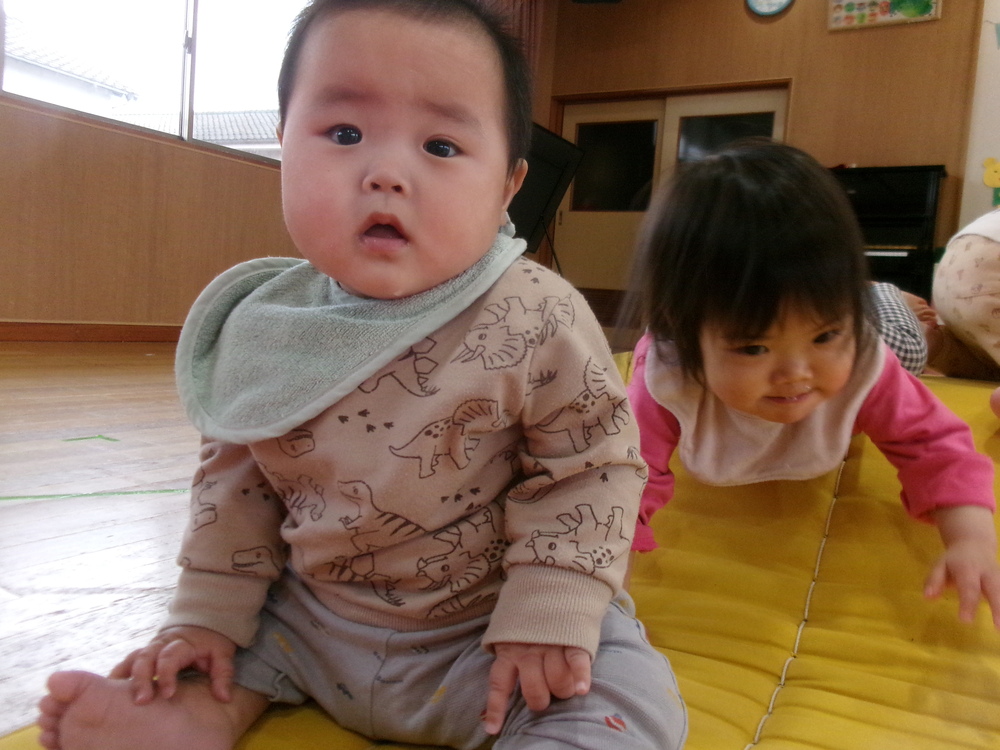 遊戯室で遊ぶ子ども (3)