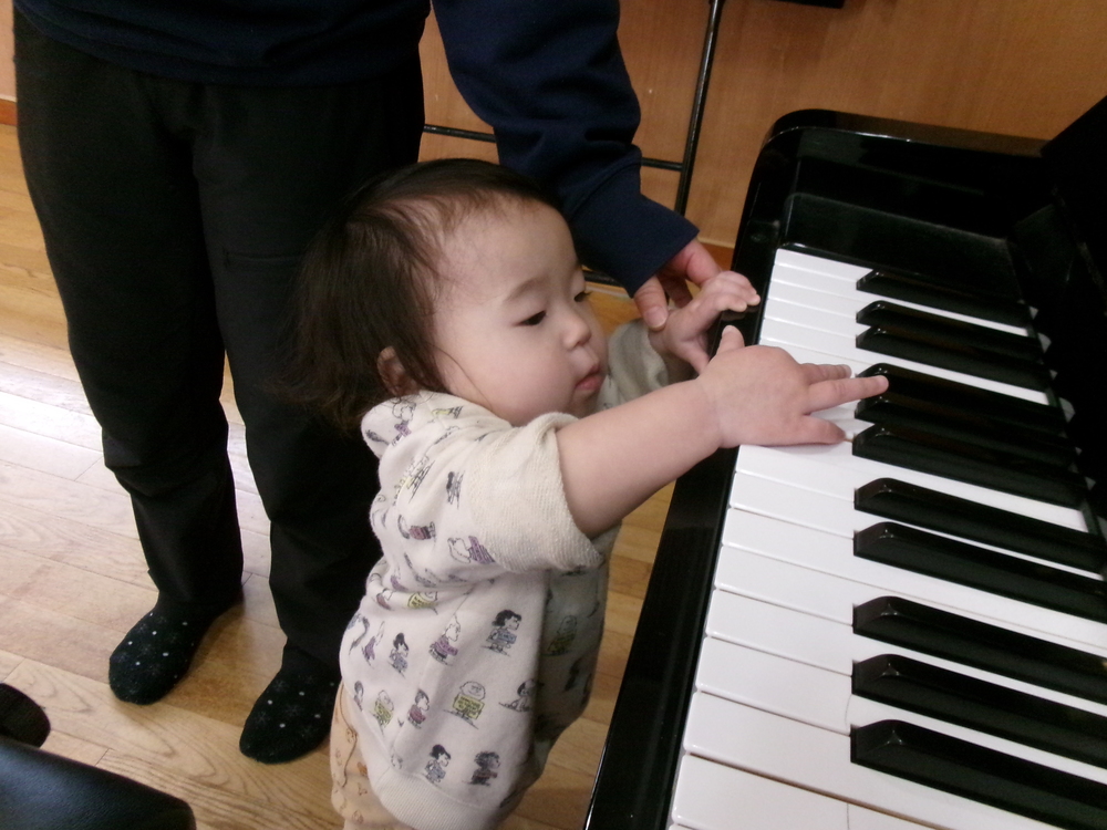 遊戯室で遊ぶ子ども (4)