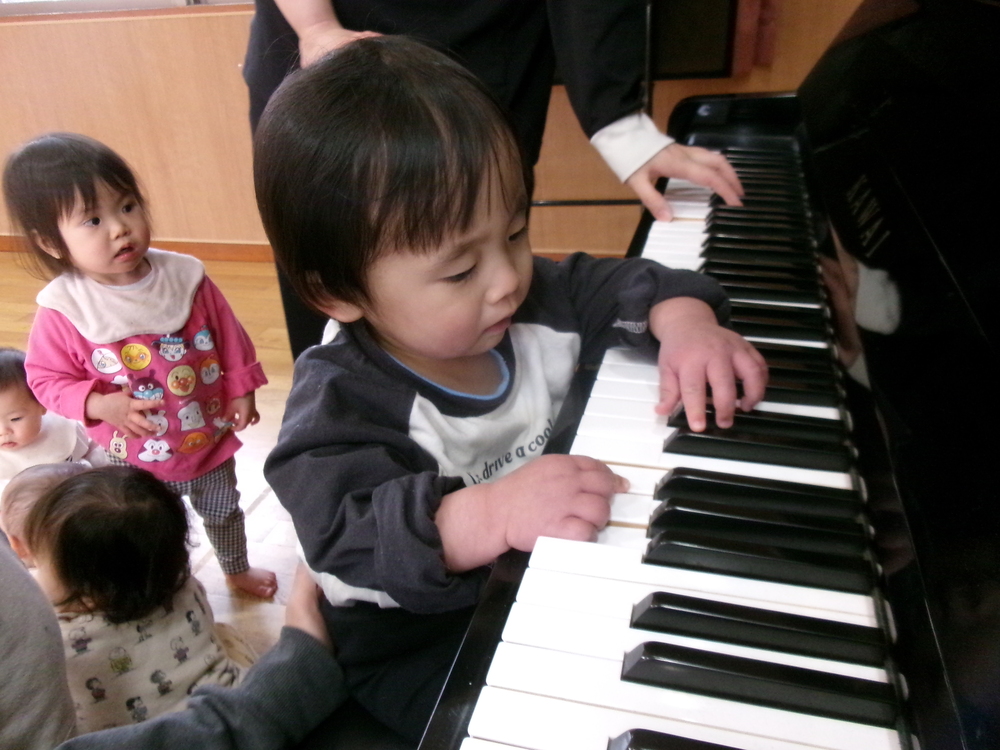 遊戯室で遊ぶ子ども (5)