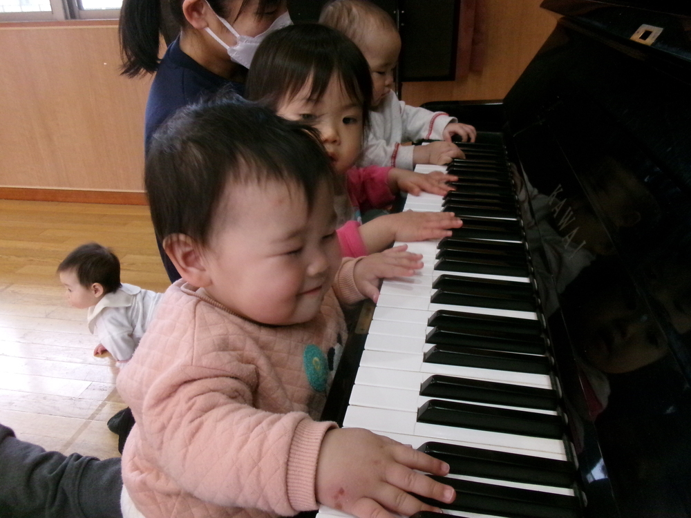 遊戯室で遊ぶ子ども