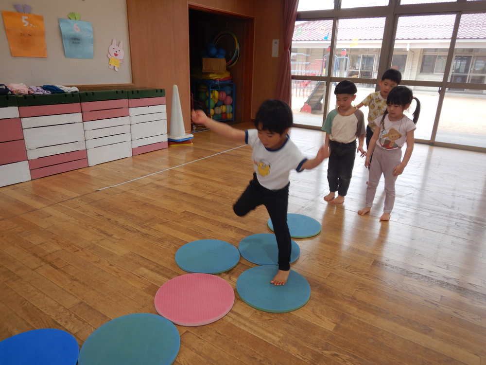 ケンケンパで進んで行く様子