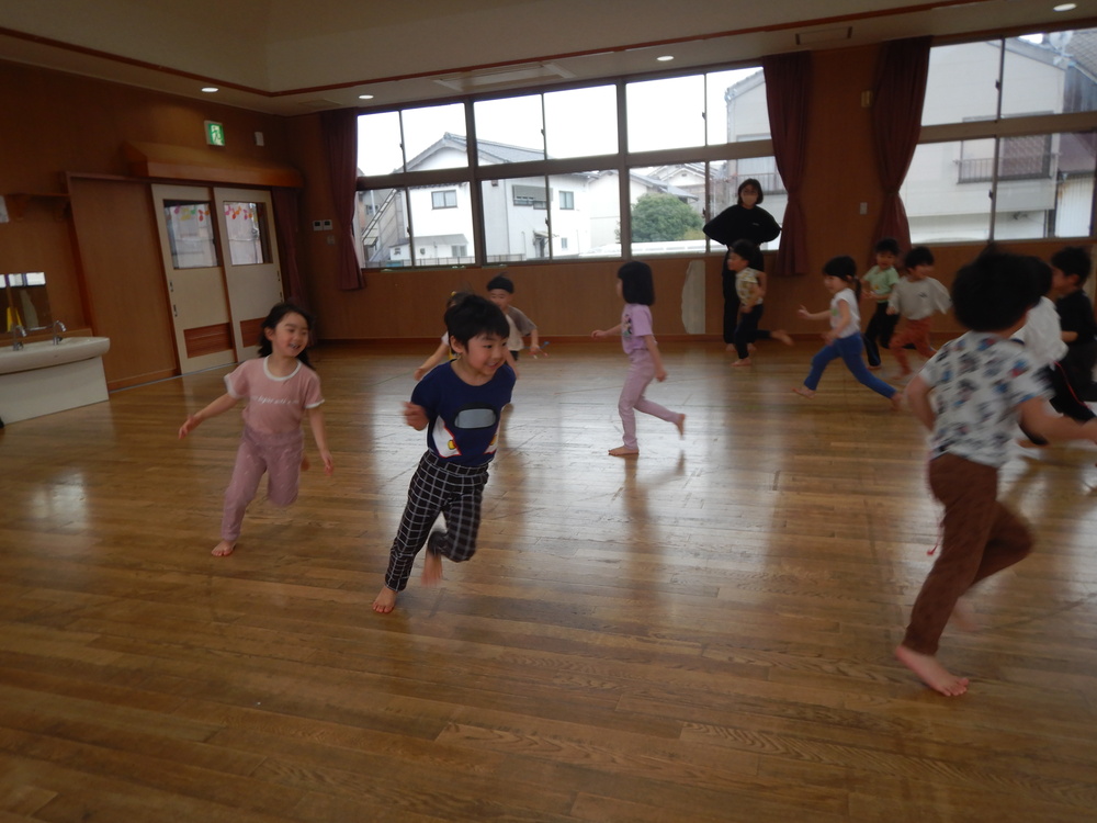 しっぽ取りをする様子