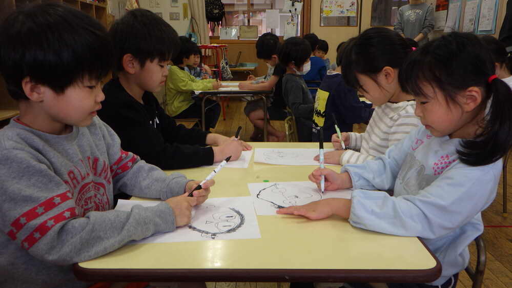 絵を描く子ども２