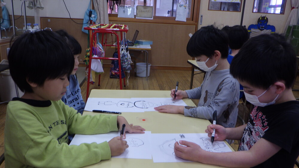 絵を描く子ども３