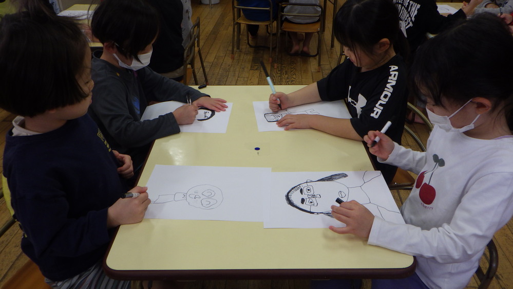 絵を描く子ども４