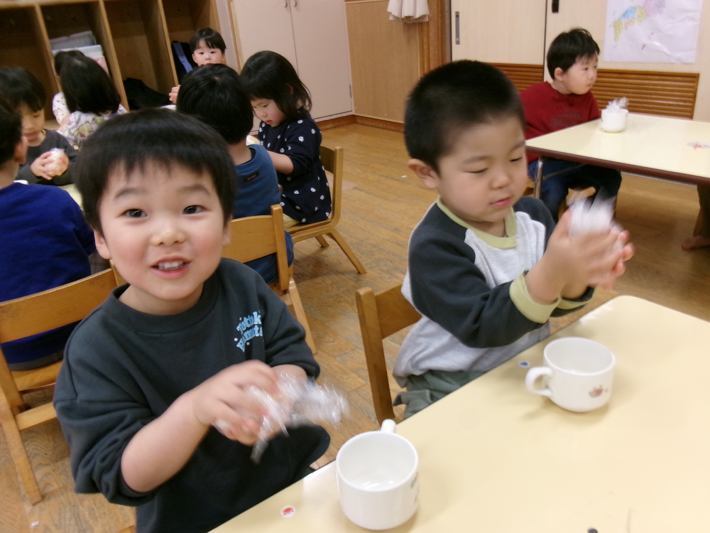 おにぎりを握る