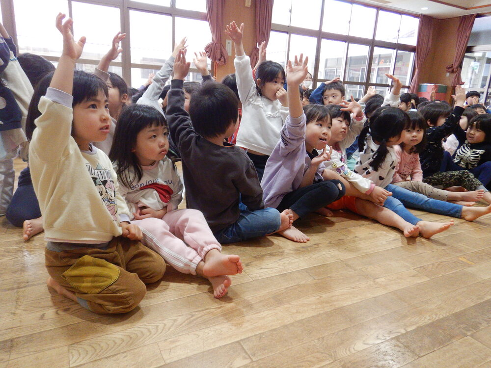 ひな祭り会に参加する子ども (1)