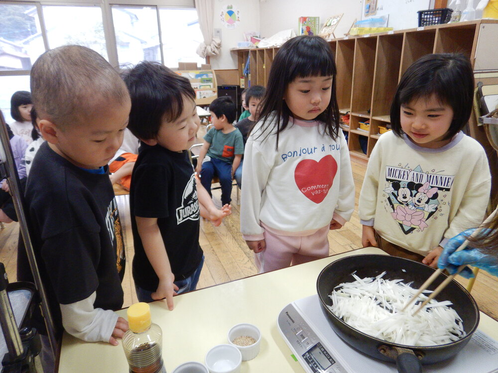 大根クッキングの様子 (4)