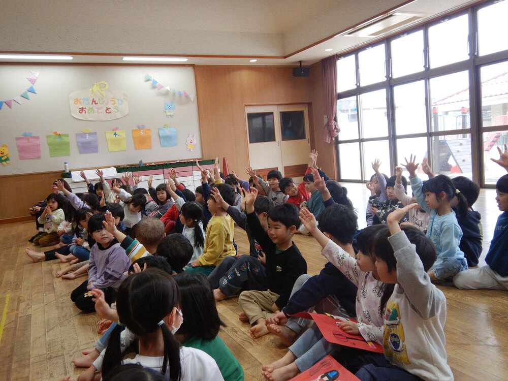 手を挙げている様子