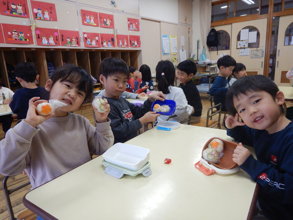 てまり寿司を見せてくれるようす1