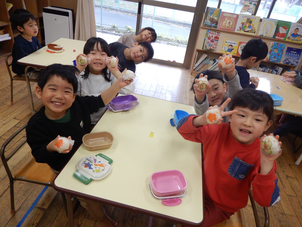 てまり寿司を見せてくれる様子2