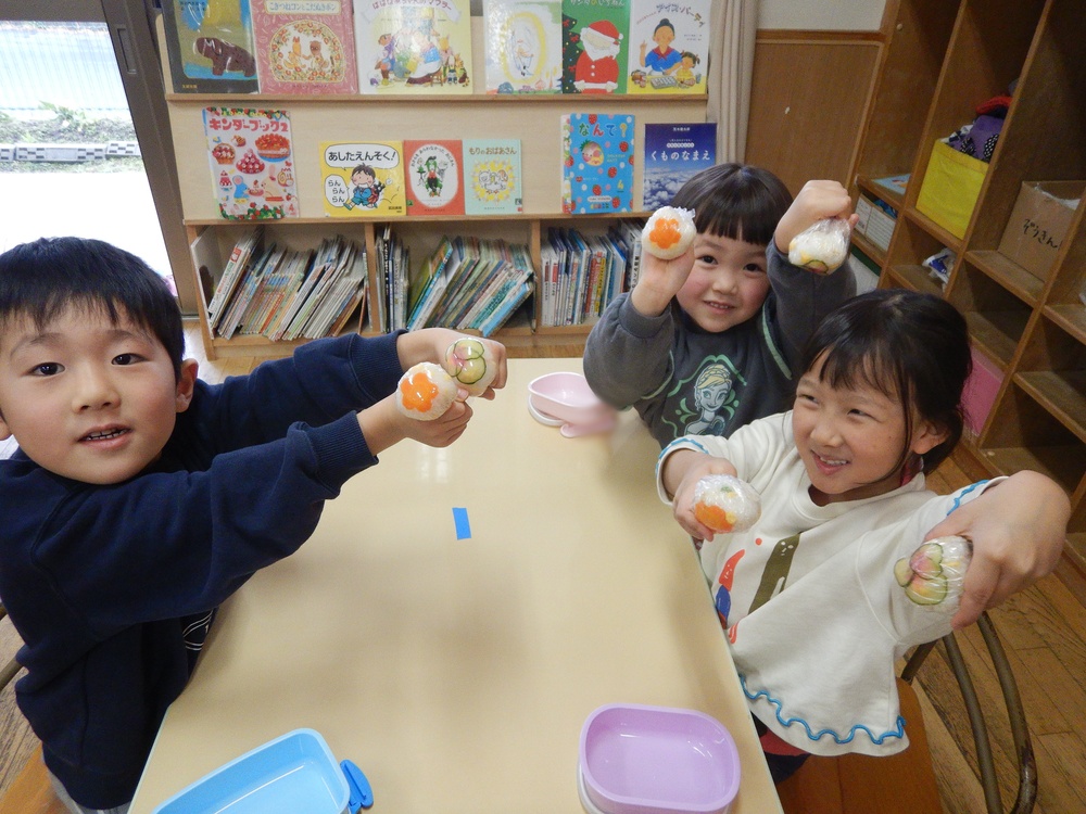 てまり寿司を見せてくれる様子3