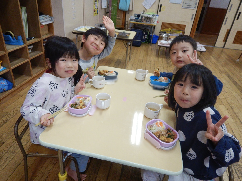 お弁当ごっこの様子