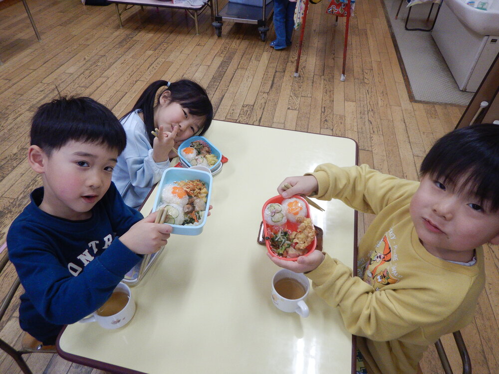 お弁当を食べている様子2