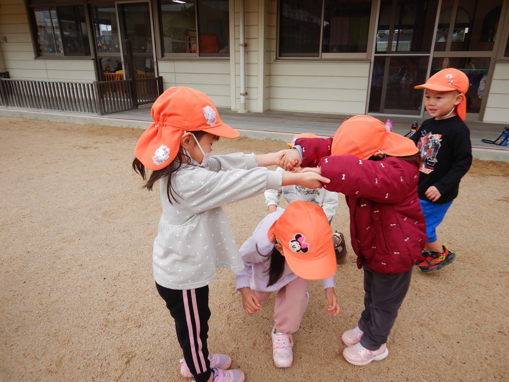 園庭で遊ぶ子ども (2)