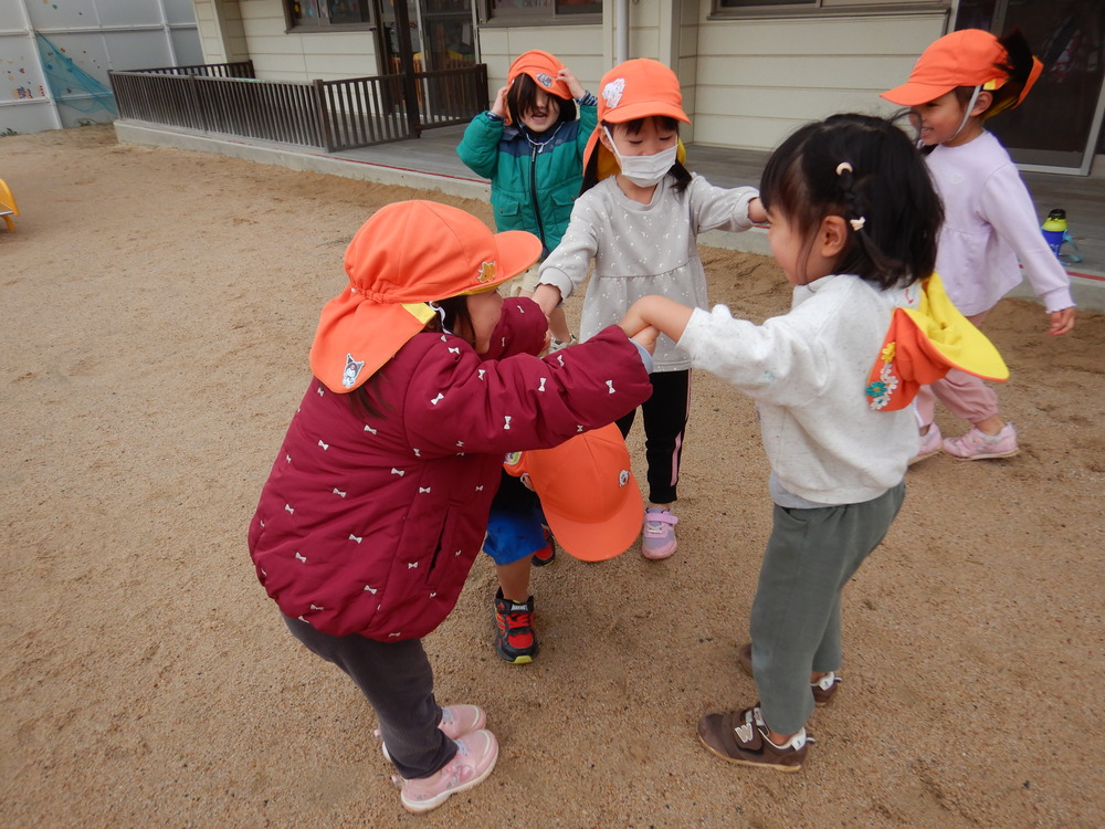 園庭で遊ぶ子ども (3)