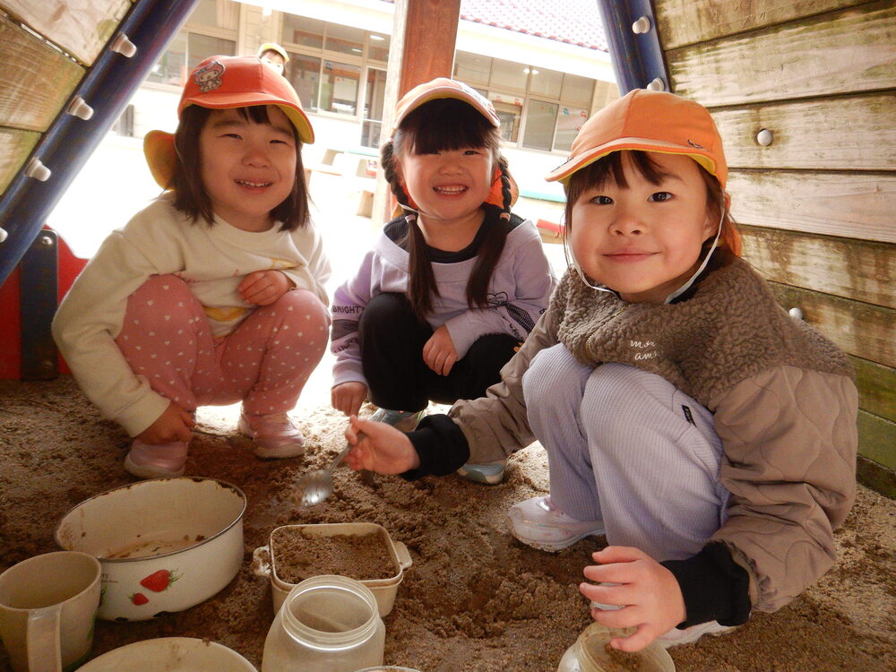 園庭で遊ぶ子ども (5)