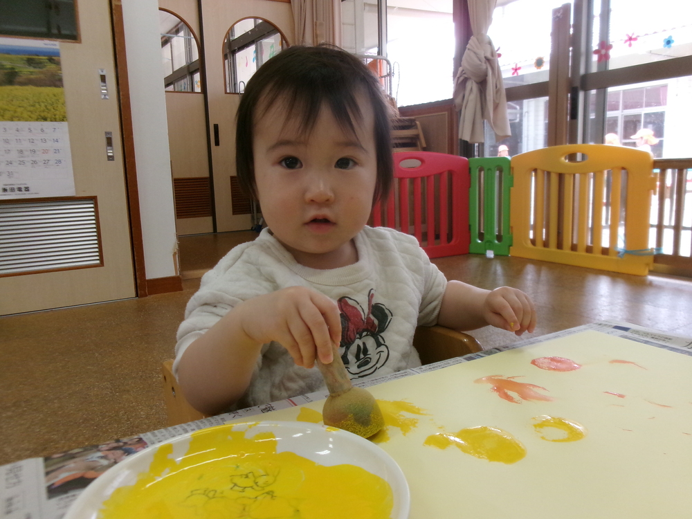 春の製作をしている