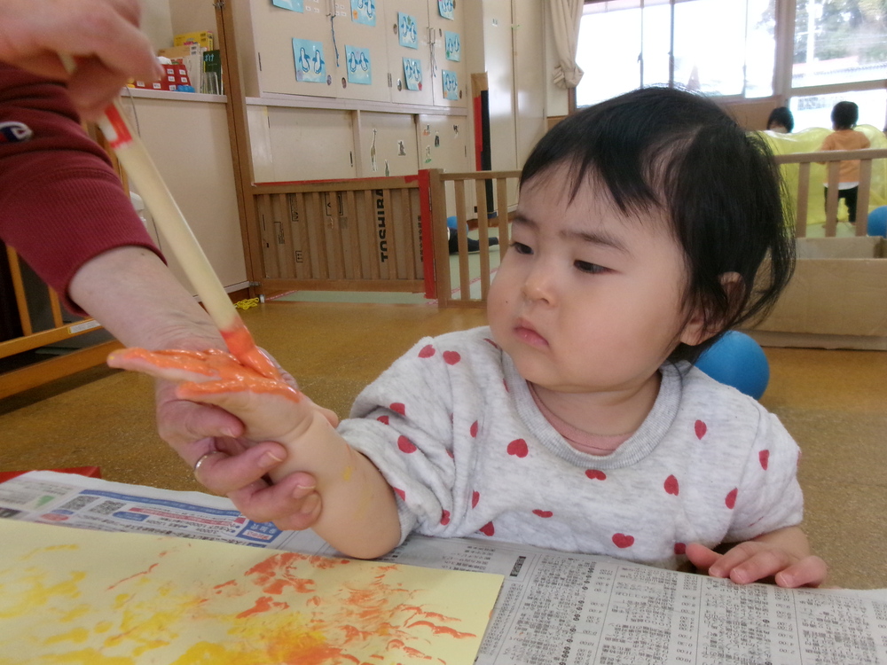 春の製作をしている