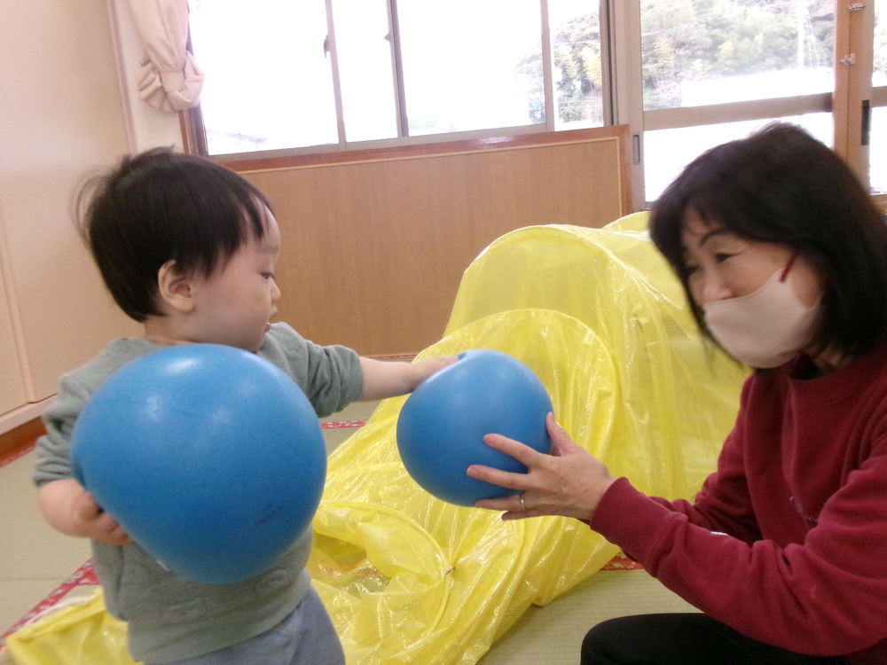 ボール遊びをしている