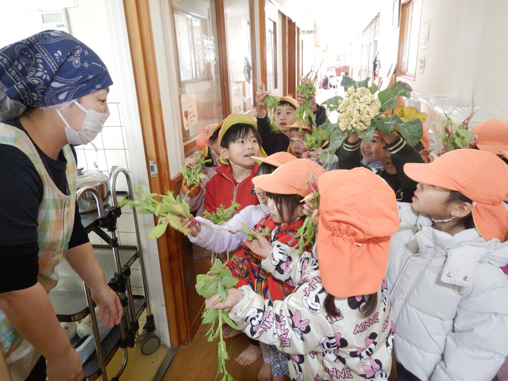 給食先生に野菜を持って行く様子