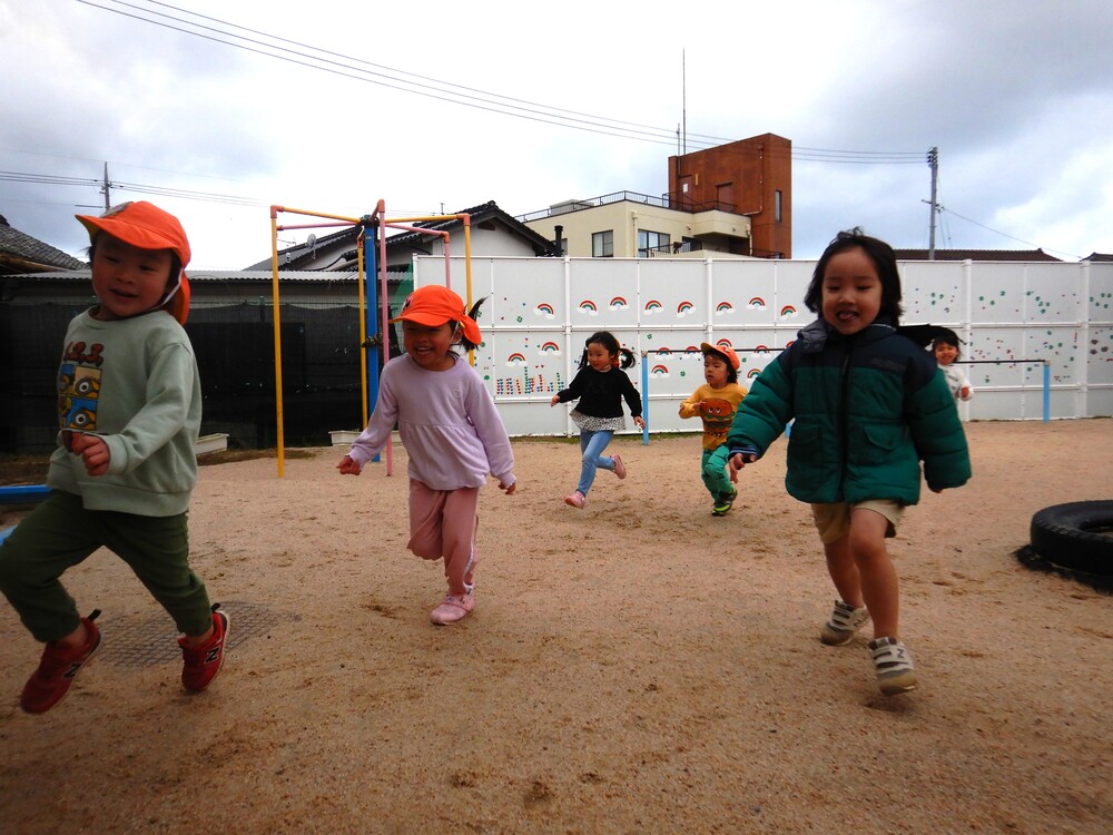 園庭で遊ぶ子ども (6)