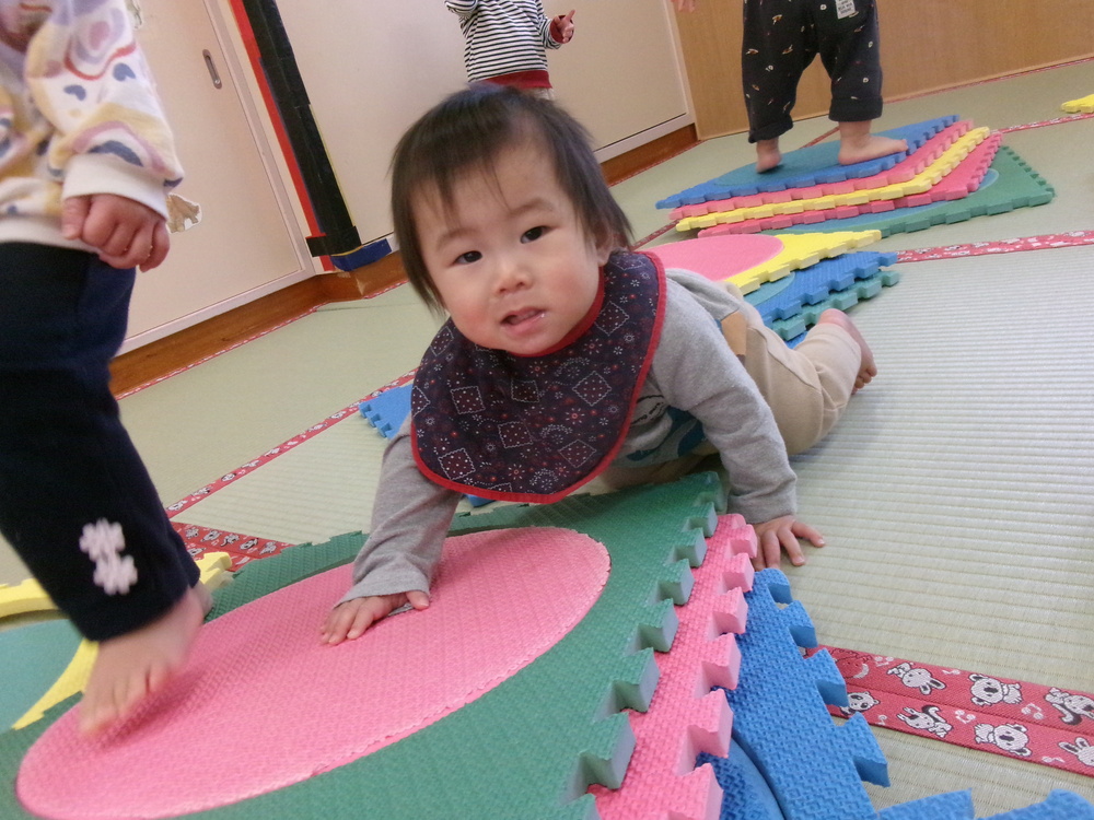 お部屋で遊ぶ子ども