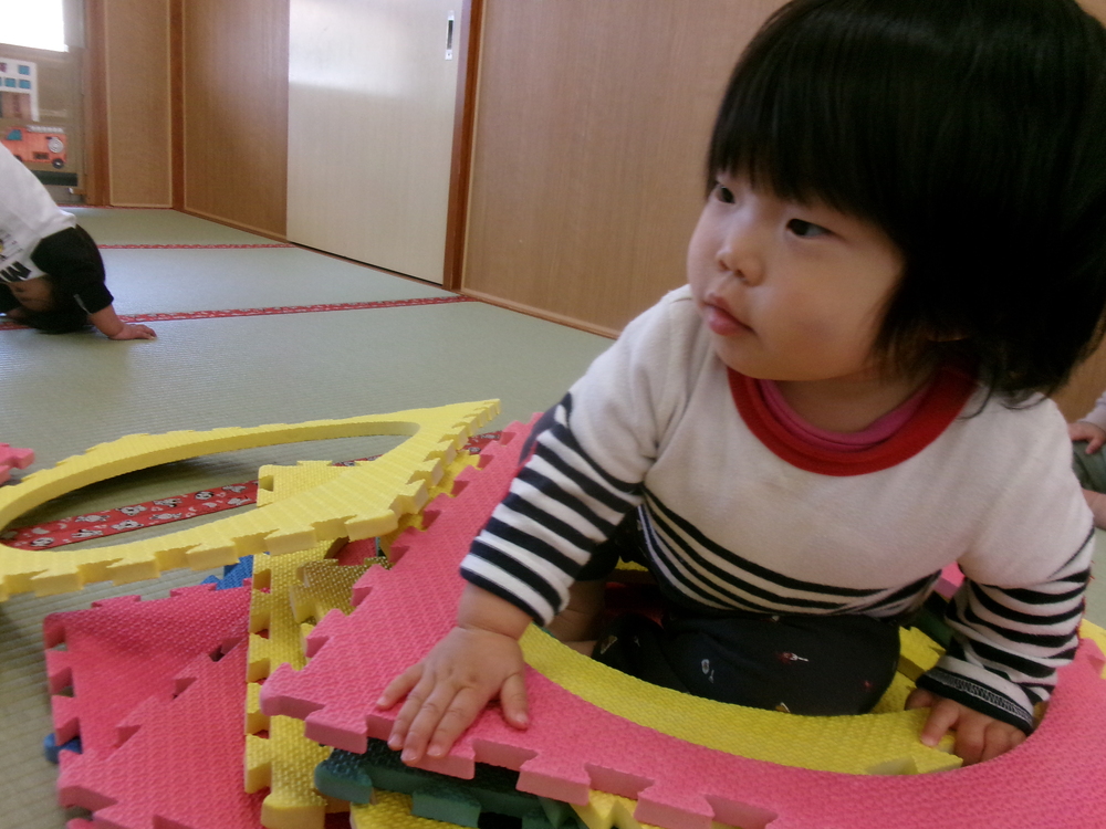 お部屋で遊ぶ子ども (2)