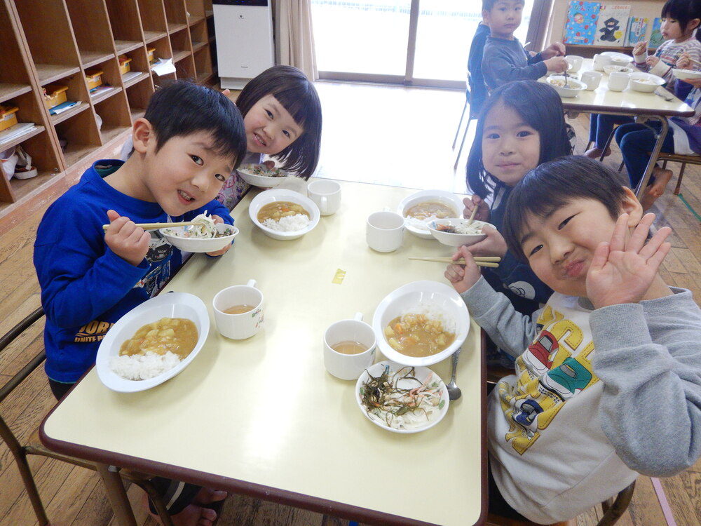 給食の様子１