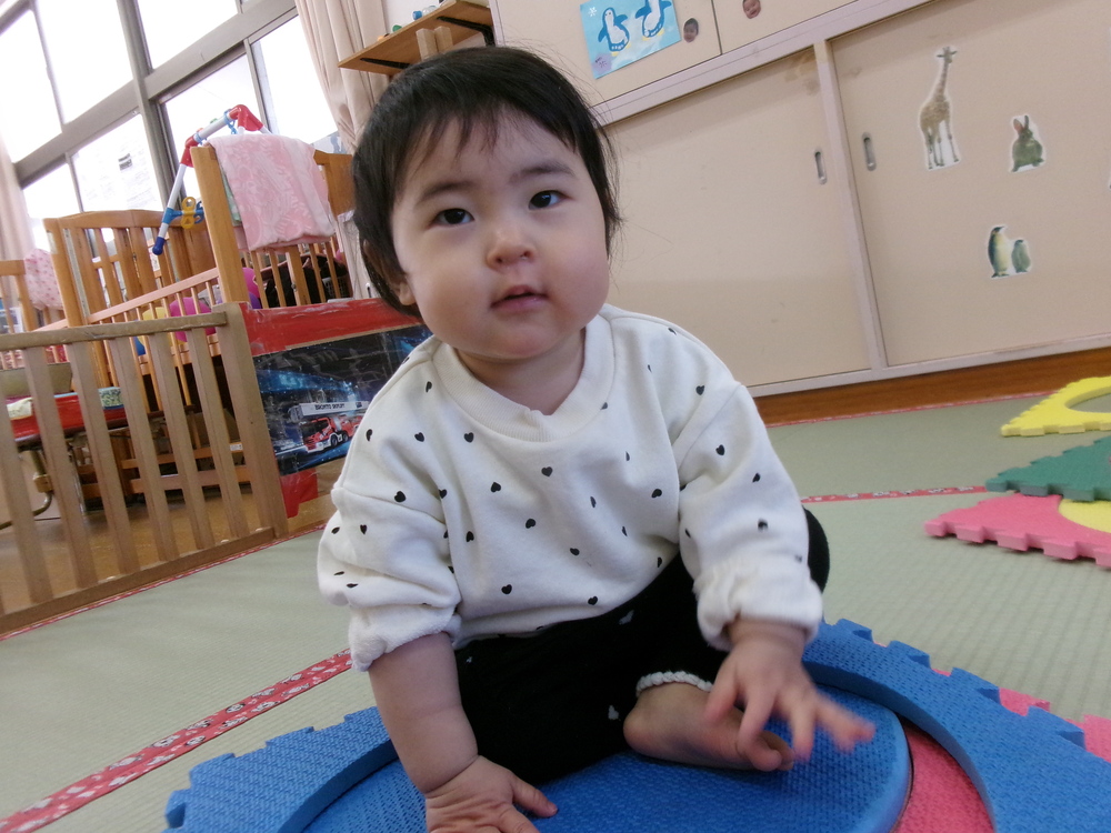 お部屋で遊ぶ子ども (3)