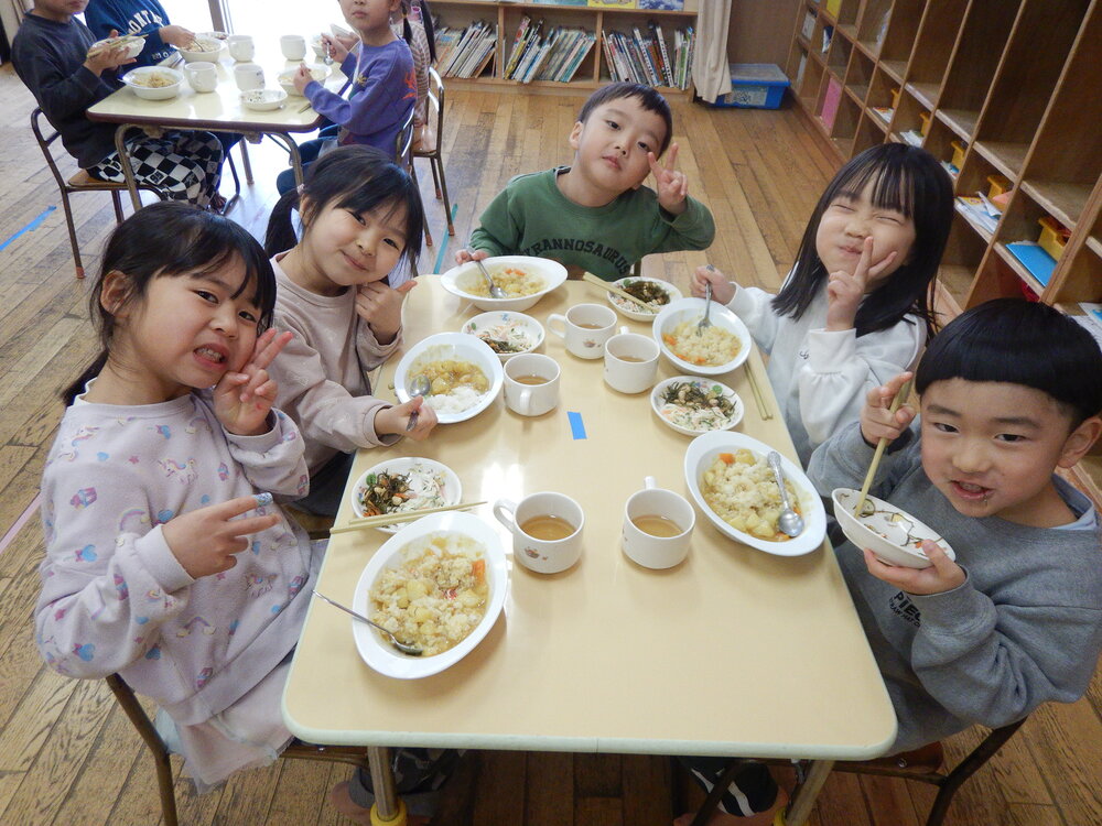 給食の様子３