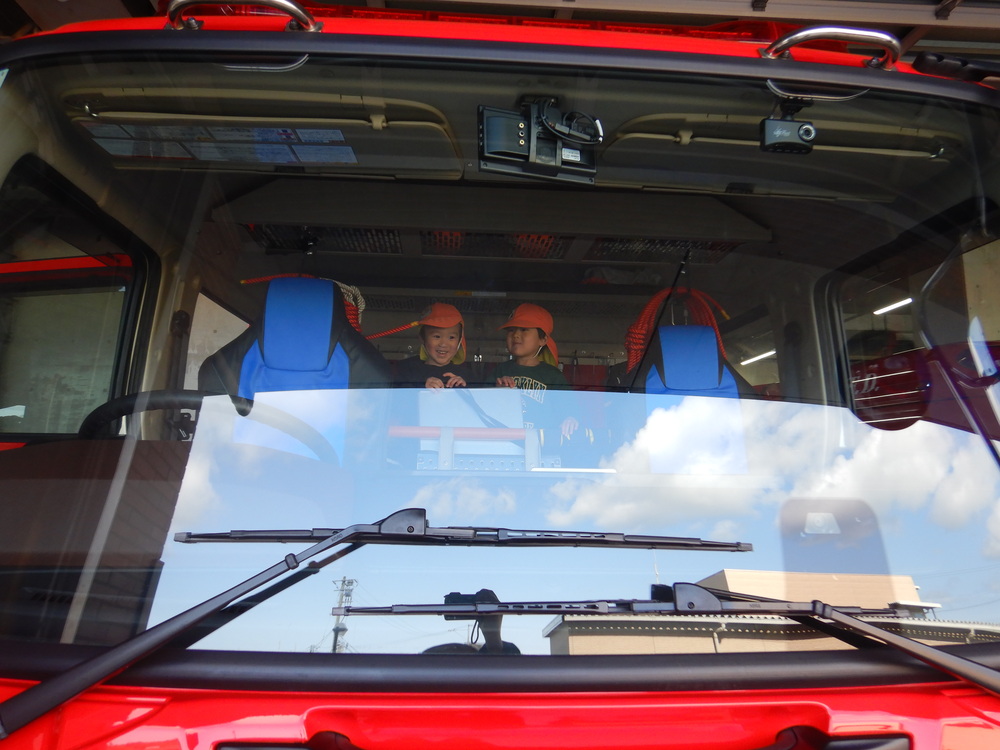 消防車に乗る子ども (1)