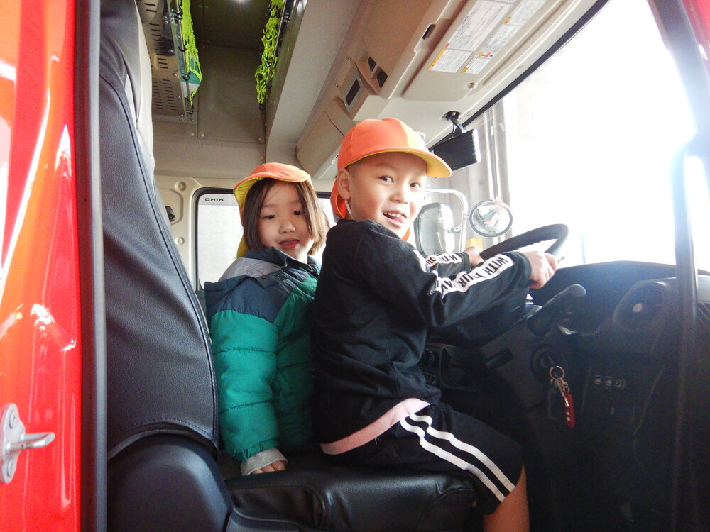 消防車に乗る子ども (3)