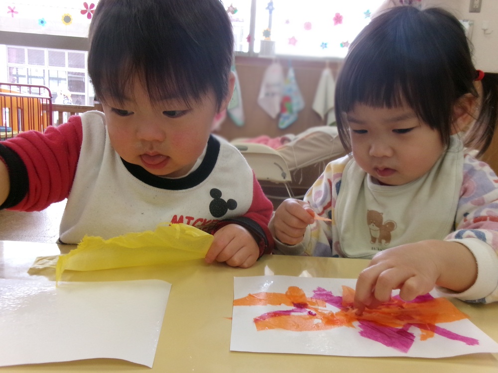 お部屋で遊ぶ子ども (5)