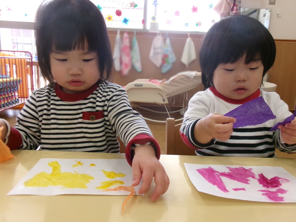 お部屋で遊ぶ子ども (6)