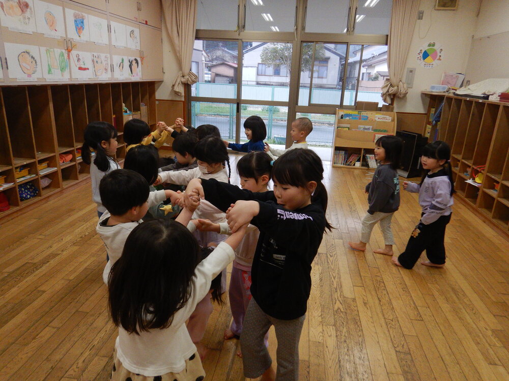 ロンドン橋をする子ども