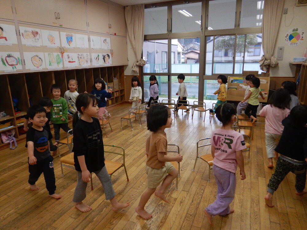 椅子取りゲームの様子 (2)