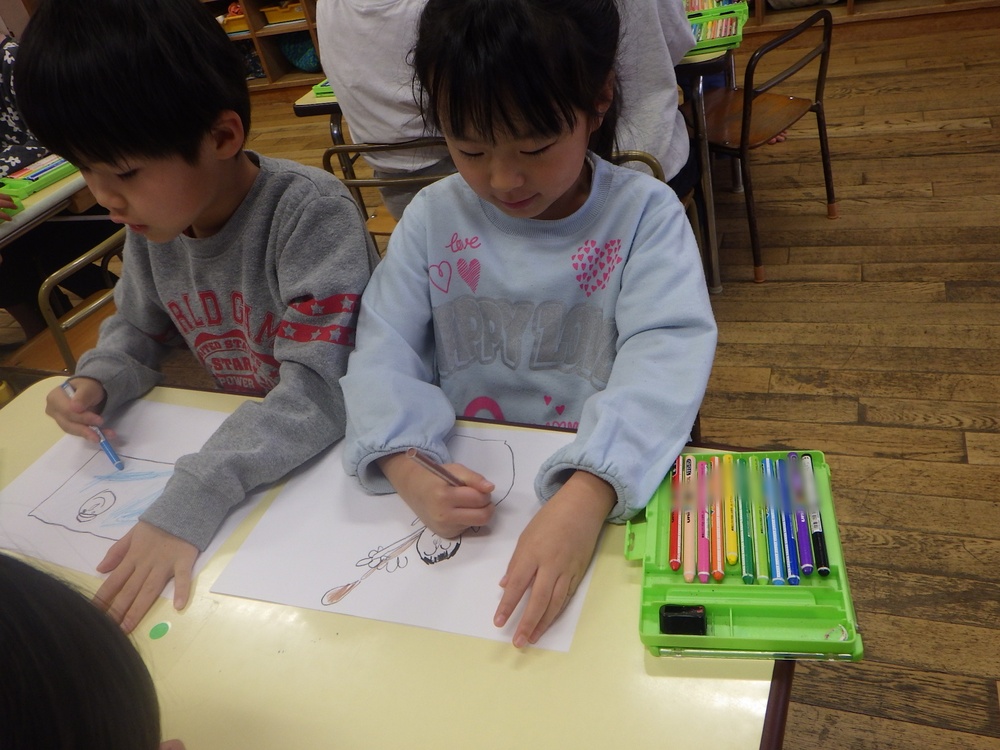 絵を描く子ども