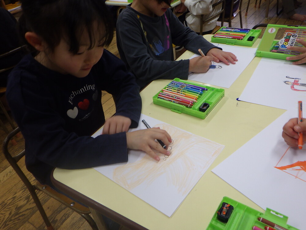 絵を描く子ども２