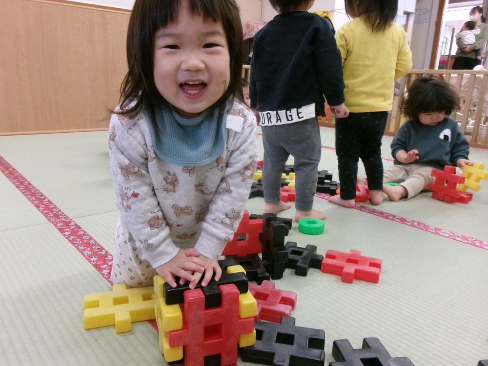 井形ブロックで遊んでいる様子 (1)