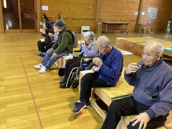 体操後にお茶を飲んでいます