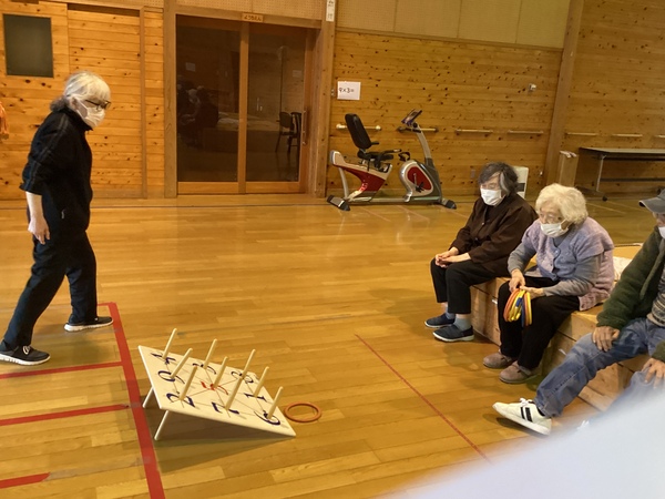 輪投げをしています