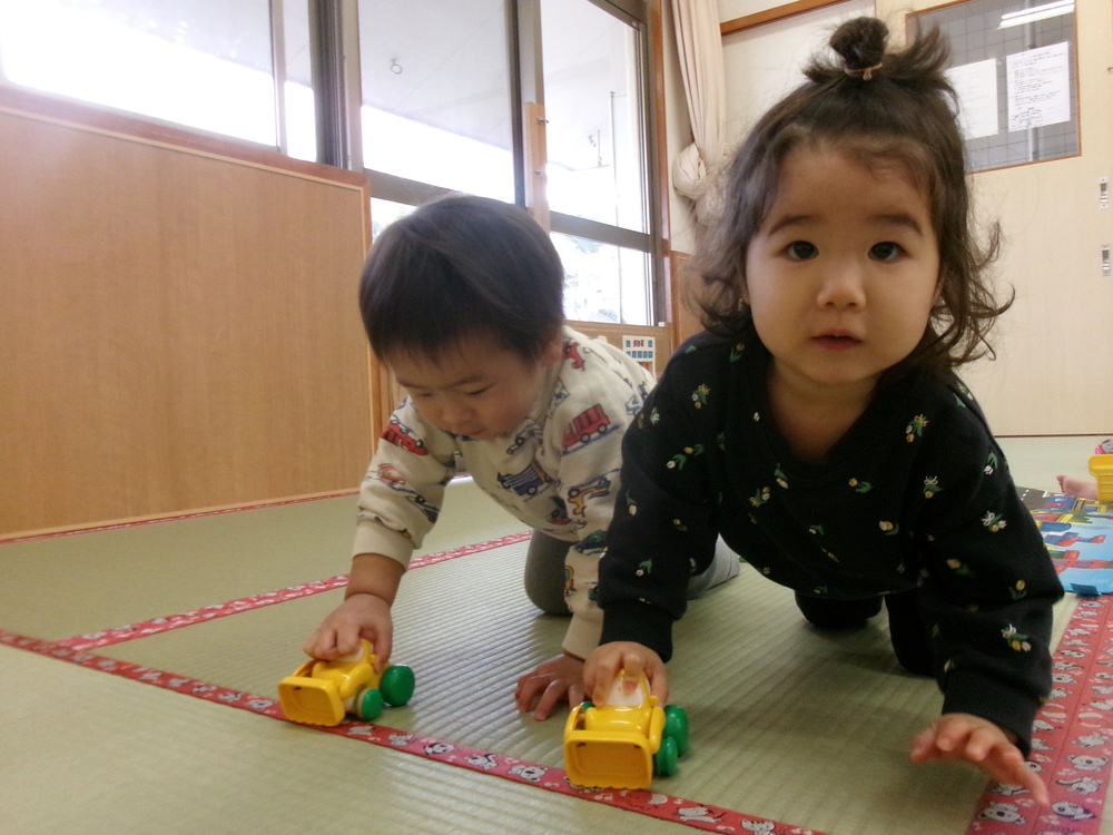 車で遊んでいる